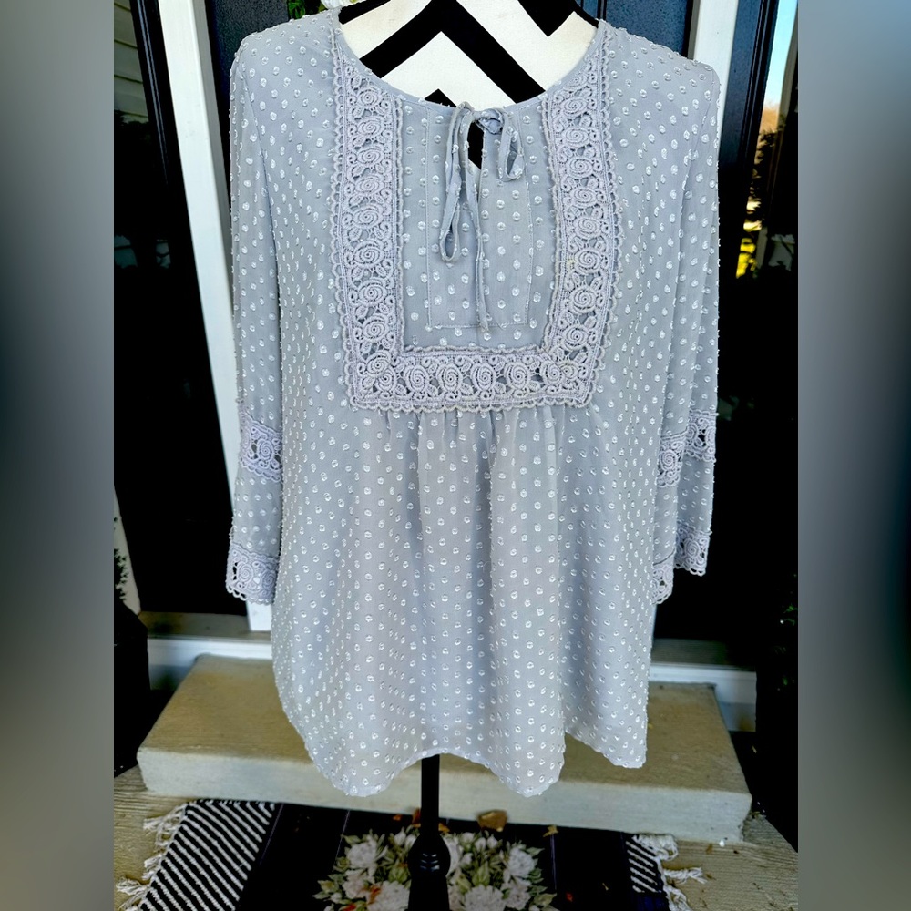 SALE!!! NWOT Flowy Top with exquisite details Size L